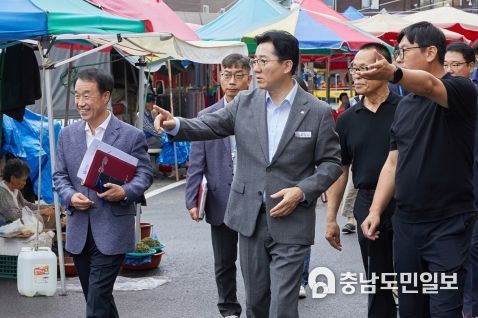 박경귀 아산시장 예산상설시장 방문 장면