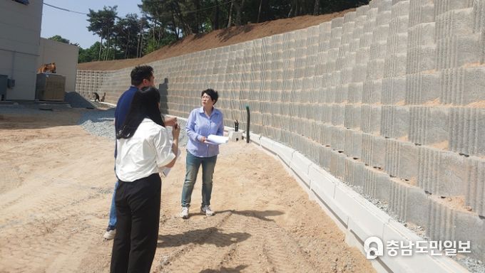 지난 8월 성연면 일원의 대규모 산지전용허가지를 관련 공무원이 점검하는 모습