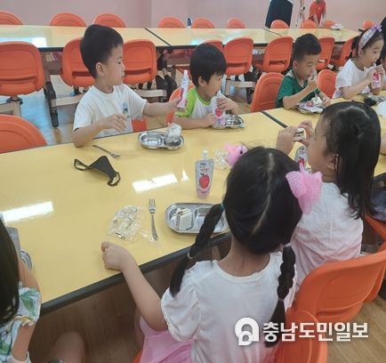 세종시 유아들이 간식을 먹고 있다.