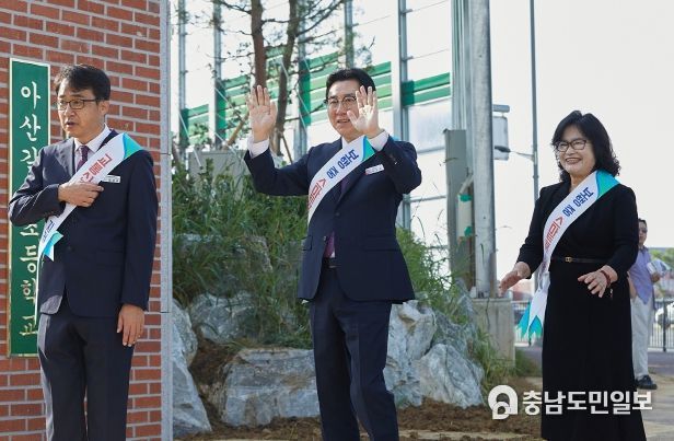 박경귀 아산시장 등굣길 맞이 (왼쪽부터) 최건수 아산갈산초