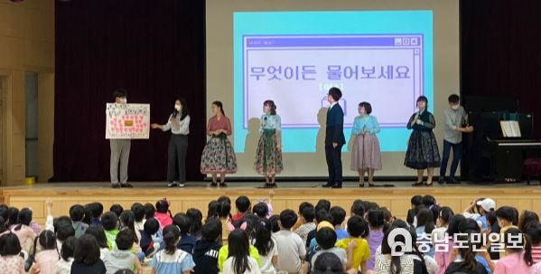 중증장애인예술단 어울림이 학교에서 학생과 소통하며 장애인식개선공연을 실시하고 있다.