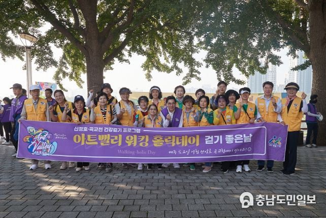 1. 대한적십자봉사회 아산지구 회원들과 기념사진