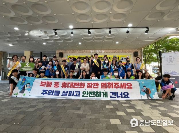 이주희 기획조정국장을 비롯한 학생, 경찰서 직원이 6일에 어진중에서 개인형 이동 장치(전동킥보드)·통학로 안전 캠페인을 펼치고 있다.