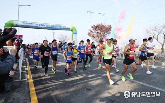 지난해 10월 30일 꽃지 해수욕장 일원에서 진행된 전국어울림마라톤대회 모습.