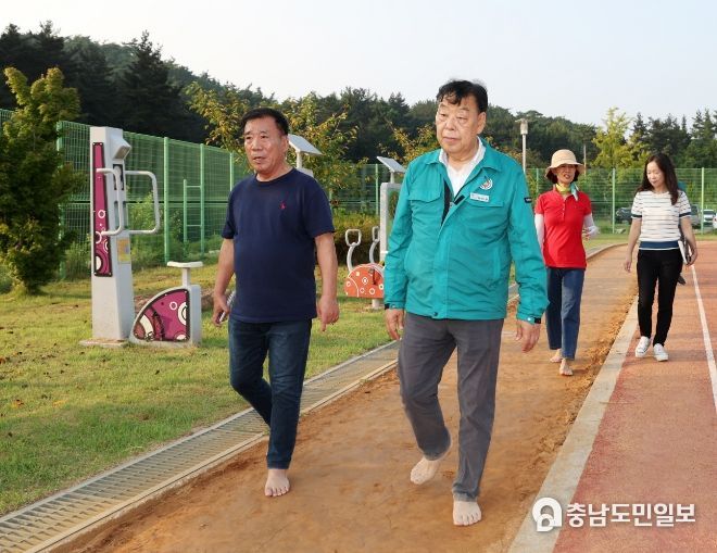 6일 태안군 청소년수련시설 맨발걷기 트랙을 점검 중인 가세로 군수