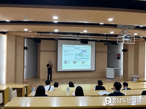 세종시 특수교육 대상 학생과 학부모 등이 공주대학교를 방문하여 입학 정보 설명을 듣고 있다.