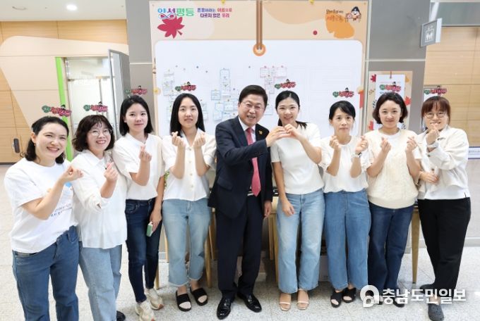 11일, 본청 1층에서 양성평등 학생 공모전 출품작 전시와 양성평등 말모으기 행사가 진행되고 있다.