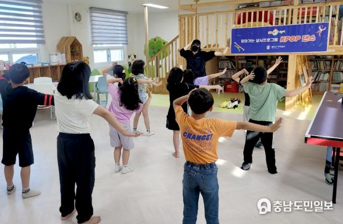 지난 8일 이원면 다함께 돌봄센터에서 진행된 ‘찾아가는 방송댄스’ 프로그램 운영 모습.