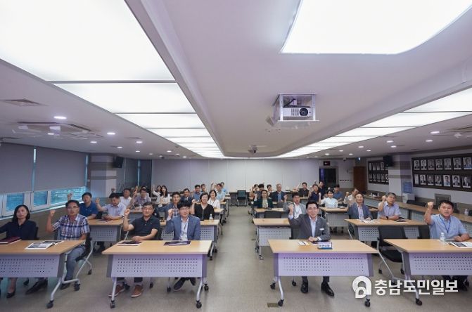 아산시 종합청렴도 1등급 달성을 위한 참석자 전원 청렴 다짐 결의 장면