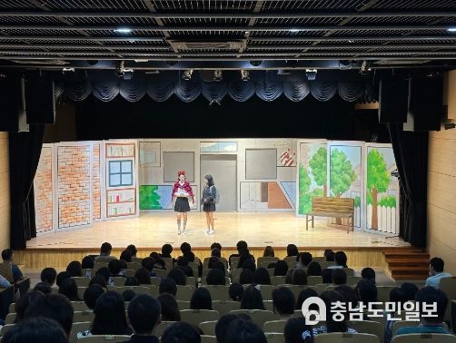 학생, 교직원, 학부모들이 ‘시간을 파는 상점’ 공연을 관람하고 있다.
