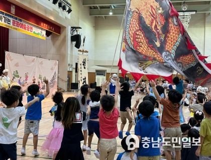 솔빛초 학생들이 문화예술 공연을 관람하고 있다.
