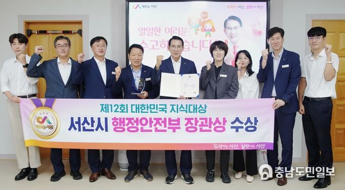 15일 시장실에서 이완섭 시장을 비롯한 관계 공무원들이 기념촬영을 하고 있다
