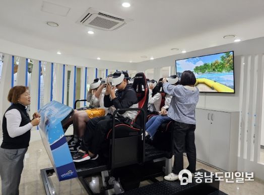 세종시 중고등학생들이 2023년 학생 평화·통일교육 현장 체험학습에 참여하고 있다.