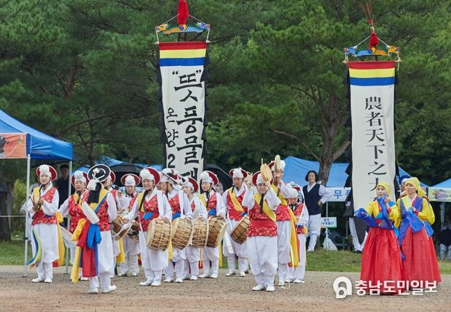 대상을 수상한 온양2동 ‘뜻 풍물패’ 경연 장면