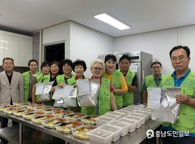 신창면행복키움추진단 반찬 및 요리꾸러미 지원사업 추진 기념사진