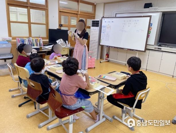 읍면지역 특수교육 대상 학생들이 (왼쪽부터) 마카롱아트, 베이킹 프로그램에 참여하고 있다.
