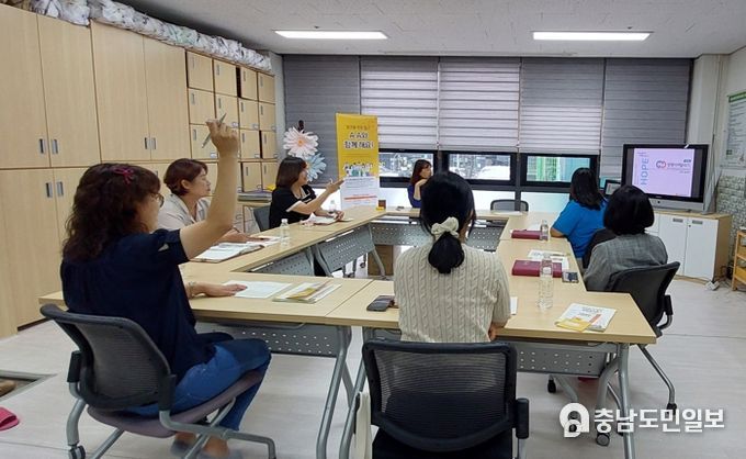 아산시 정신보건센터에서 열린 실무자 자살 예방 교육 장면