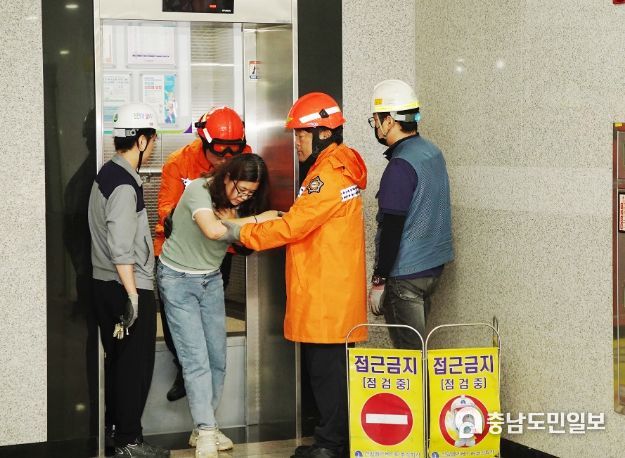 지난 20일 서산문화복지센터 청소년수련관에서 열린 승강기 사고대응 합동훈련 모습