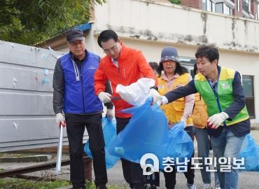 9월 21일 이완섭 서산시장이 부춘동 일대 일원에서 추석맞이 국토대청소하는 모습