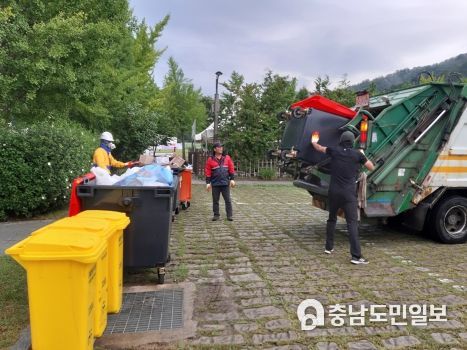 쓰레기 수거 장면