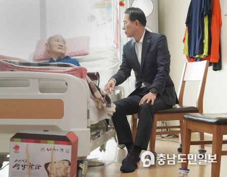 이완섭 서산시장이 22일 부춘동과 석남동에 거주하는 어르신을 찾아가 위문했다