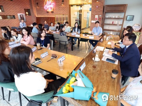 최교진 교육감과 엠제트(MZ)세대 공무원들이 이야기를 나누고 있다.