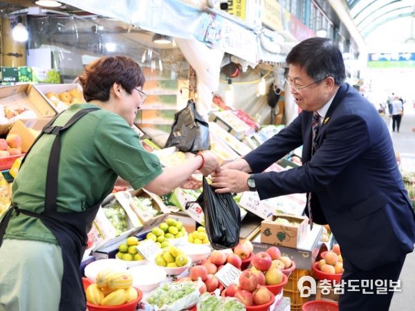 최교진 교육감이 세종전통시장을 방문해 필요한 용품을 구매하고 있다.