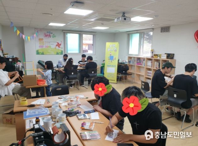 초등수학교육연구회 교사들이 학생들과 함께 수학 교구를 이용한 놀이 수학 활동을 하고 있다.