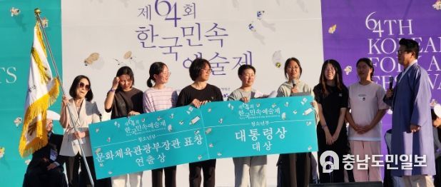 지난 22일부터 24일까지 전남영광스포티움에서 진행된 제64회 한국민속예술제에서 서산여자고등학교(심화영승무보존회)가 대상(대통령상)을 받았다.
