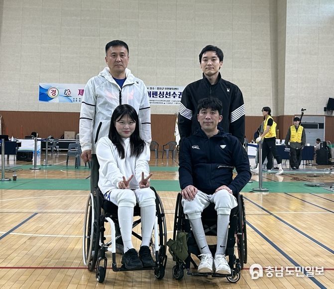 왼쪽 위부터 시계방향으로, 박상민 감독, 심재훈 선수, 박천희 선수, 김예지 선수