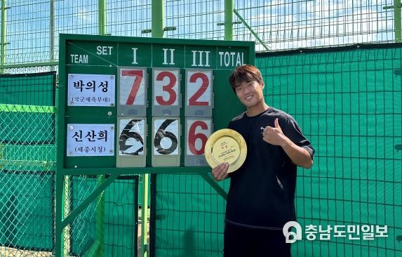 우승트로피를 들고 기념촬영하는 신산희 선수