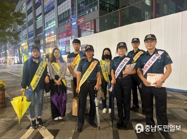 합동점검반이 보람동 주변의 유해환경을 점검하고 기념촬영을 하고 있다.
