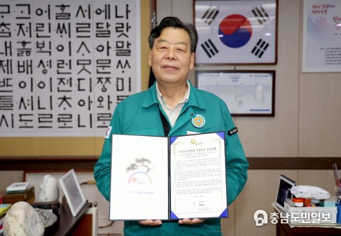 릴레이 서명에 동참한 가세로 태안군수