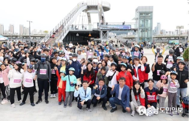 지난 7일 이응다리 북측 주차장에서 열린 ‘비단길 따라 두 바퀴’행사 모습