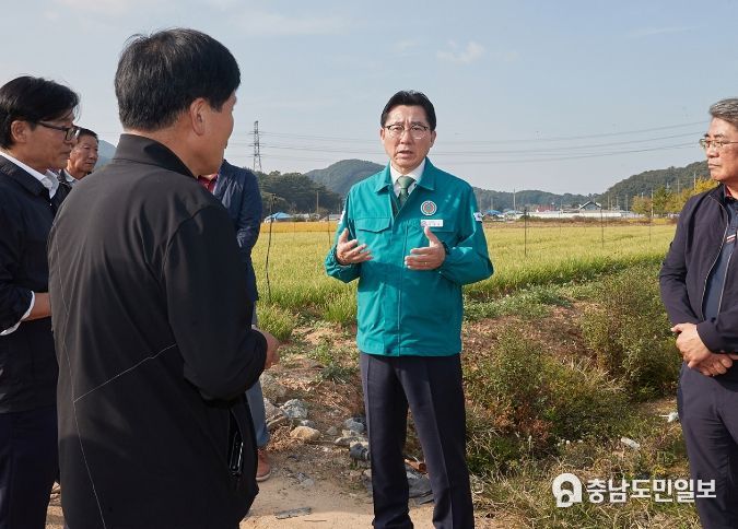 박경귀 아산시장 도고지역 ‘쪽파 잎마름’ 피해 현장 방문 장면