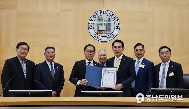 이완섭 서산시장이 플러튼 시청에서 프레드 정 시장을 만나 감사패를 받고 기념촬영하는 모습(왼쪽부터 세 번째 프레드 정 시장. 네 번째 조봉남 오렌지 카운티 한인회장, 다섯 번째 이완섭 서산시장), 이완섭 서산시장이 오렌지카운티 한인회에서 조봉남 오렌지 카운티 한인회장으로부터 감사패를 받고 기념촬영하는 모습(왼쪽부터 다섯 번째 조봉남 오렌지 카운티 한인회장, 여섯 번째 이완섭 서산시장), 이완섭 서산시장이 LA한인축제장 판촉행사에서 서산 농특산물을 홍보하는 모습