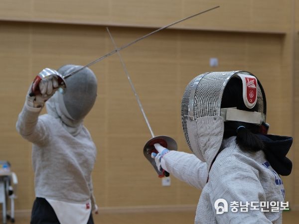 나루초 학생들이 펜싱 수업에 참여하고 있다.