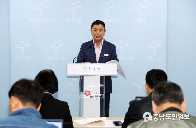 18일 군청 브리핑실에서 정례브리핑 중인 강병진 건설과장