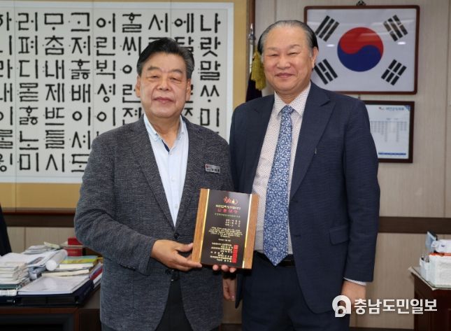 17일 군청 군수실에서 진행된 표창패 수여식 모습