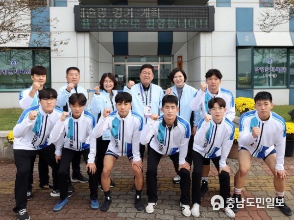 세종시교육청 직원들이 전국 체육 대회 경기장을 찾아 레슬링 선수들을 격려하고 있다.