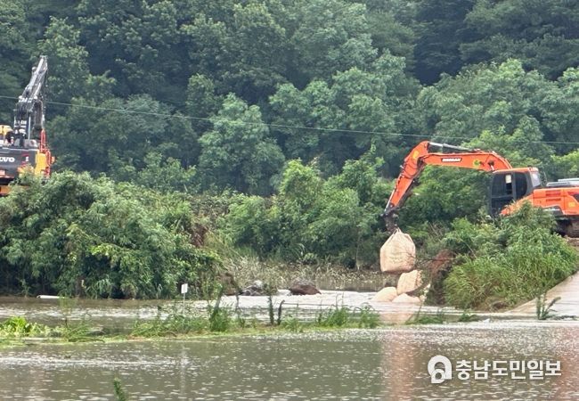 세도면 사동천 제방 응급복구 현장