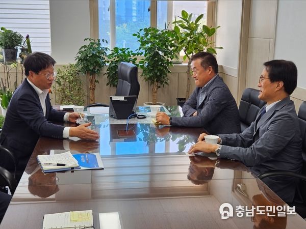12일 세종시설공단 이사장실에서 안전보건경영시스템(KOSHA-MS)과 관련하여 조소연 이사장이 심사원들과 경영자 면담을 실시하고 있다.