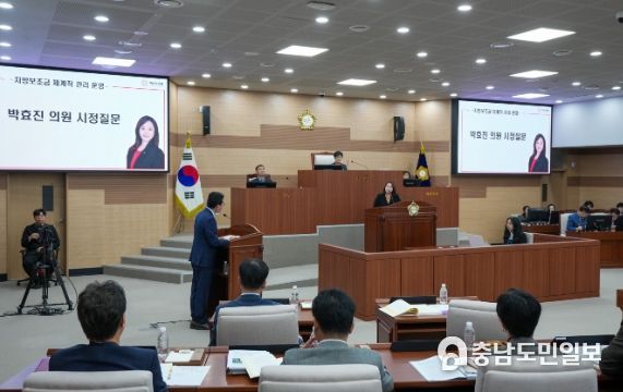 박효진 의원이 지방보조금 체계적 관리 운영 현안에 대하여 시정질문을 펼치고 있다