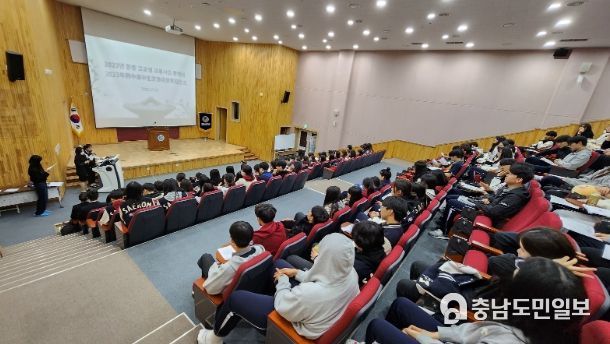 새롬고에서 중국 충칭시 남개고와 교류행사가 열리고 있다.