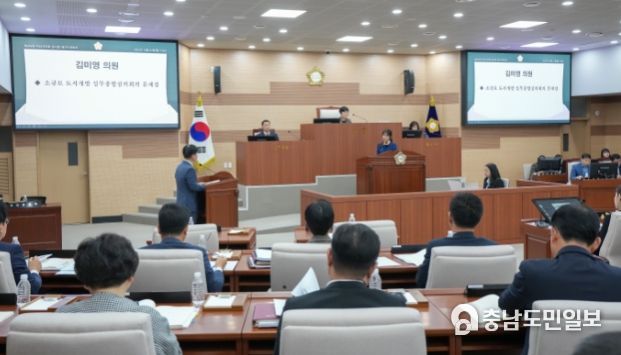 김미영 의원이 '탕정 복합커뮤니티센터 건립 계획', '탕정2 신도시 진행상황', '소규모 도시개발 실무종합심의회의 문제점'에 대하여 시정질문을 펼치고 있다.