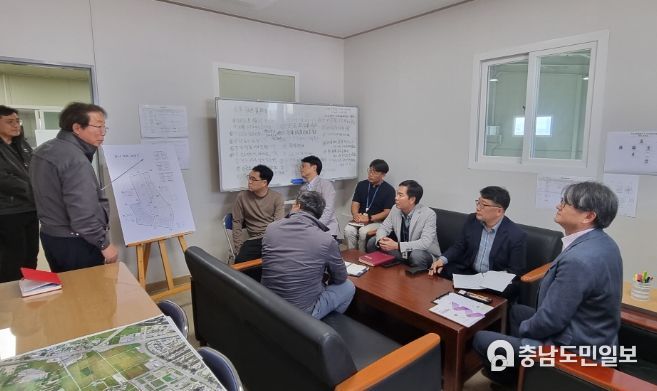 현장 방문 회의 장면