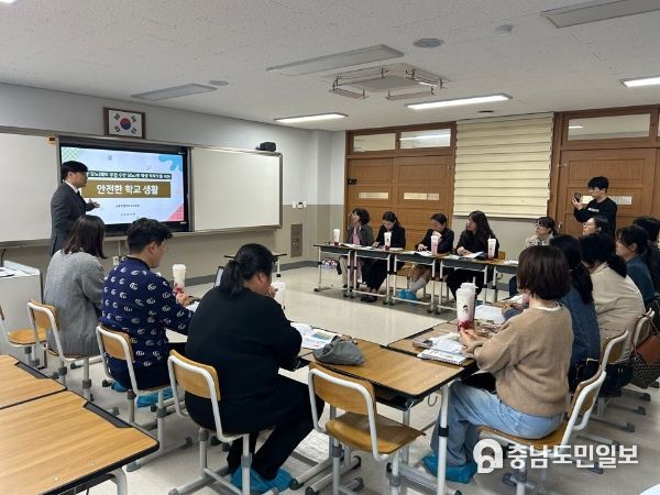 소아당뇨 학생 학부모들이 대평초등학교에서 열린 오주학 교사의 강의를 경청하고 있다.