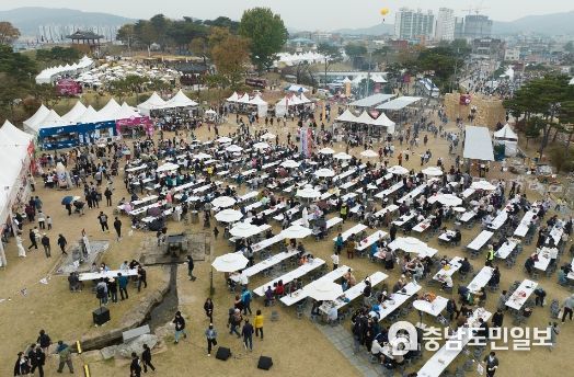 이용록 홍성군수 축제로 ‘쓰리고’ 했다, 관광객도 웃고!! 축산인도 웃고!! 홍성군민도 웃고!!