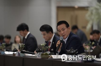 시장군수협의회 중 건의사항을 전달하는 백성현 논산시장