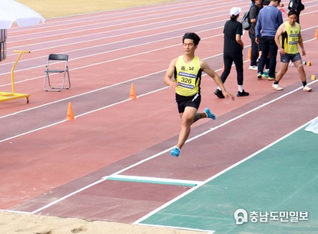 제43회 전국장애인체육대회 T13 시각약시 부문 멀리뛰기에서 문병철 선수가 한국신기록을 세우는 모습(11월 4일).